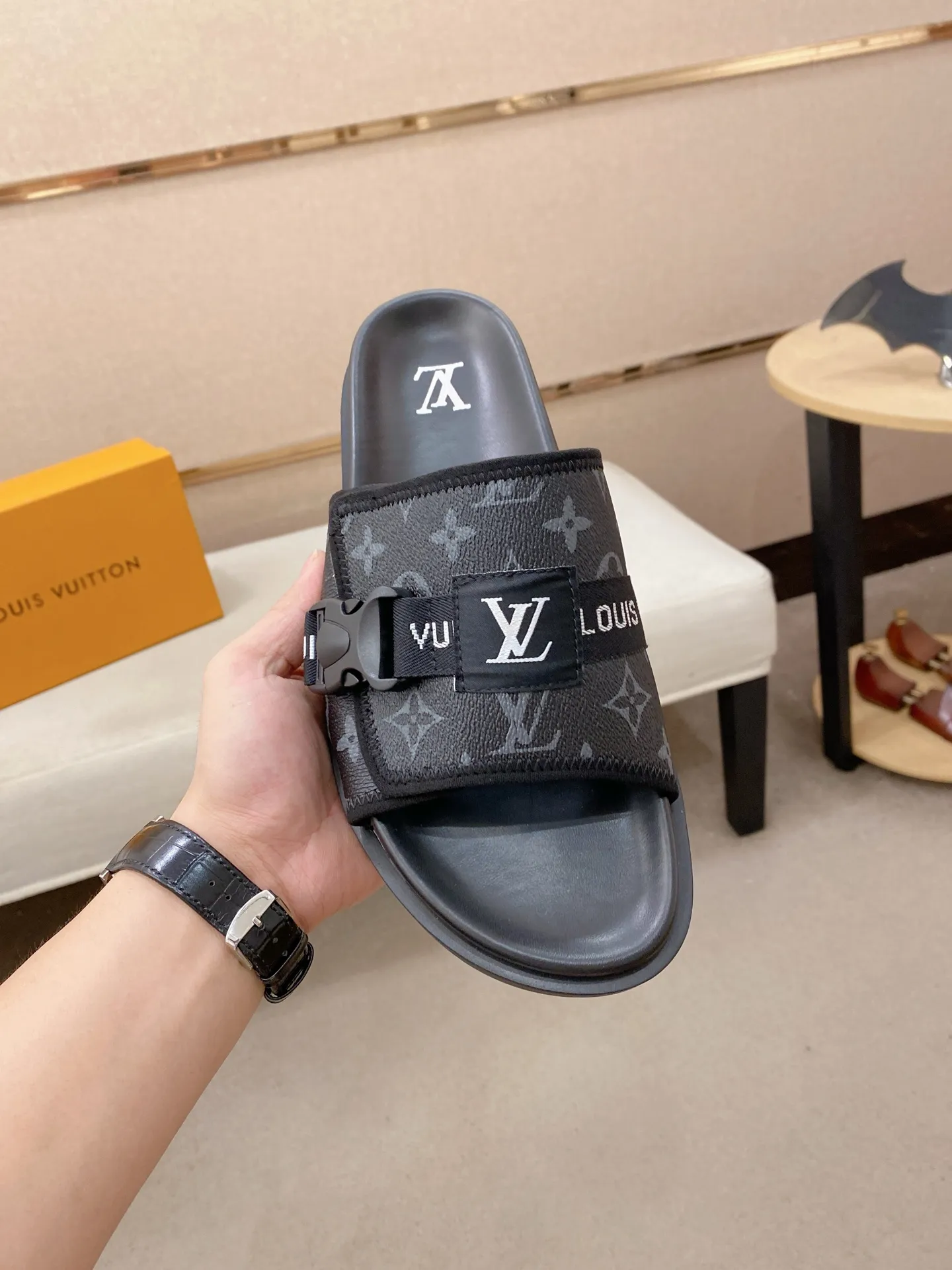 Men's shoes💰: 320💰Made by LV🔍Top purchasing agent, men's spring and summer slippers are available at the same counter. The uppers are made of cowhide imported from Italy, with logo graphics and high-quality craftsmanship. Soles: original soles specially provided by the original factory. Exclusive molded soles are super comfortable. Original goods with single order, 🔍🔍high quality, you can enter and exit the counter at will. Welcome to compare, code number 38-44. Can be customized45
